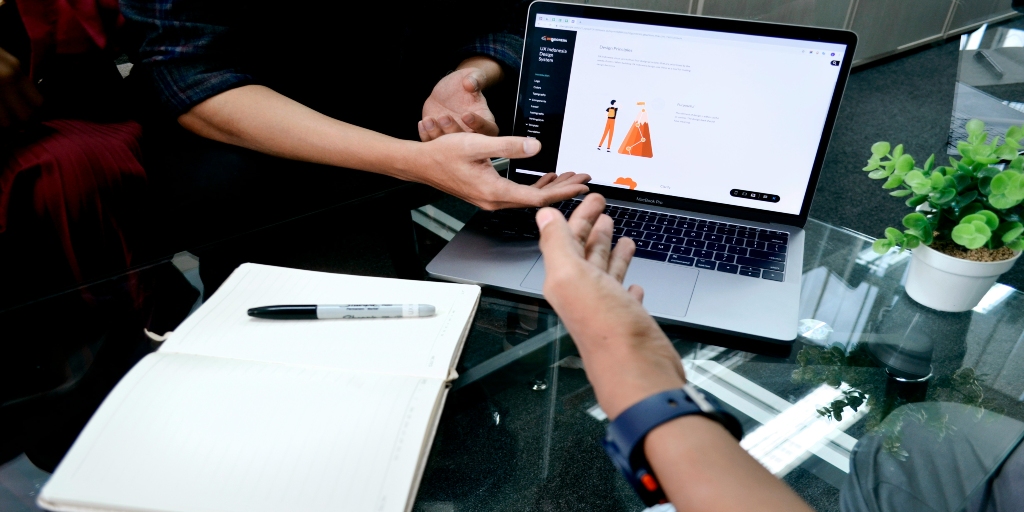Customer using a customer self-service portal to find support answers